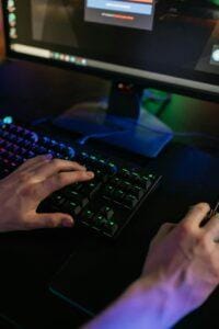 CS2 e Valorant: Como escolher teclado gamer para fps que melhora o seu counter-strafe